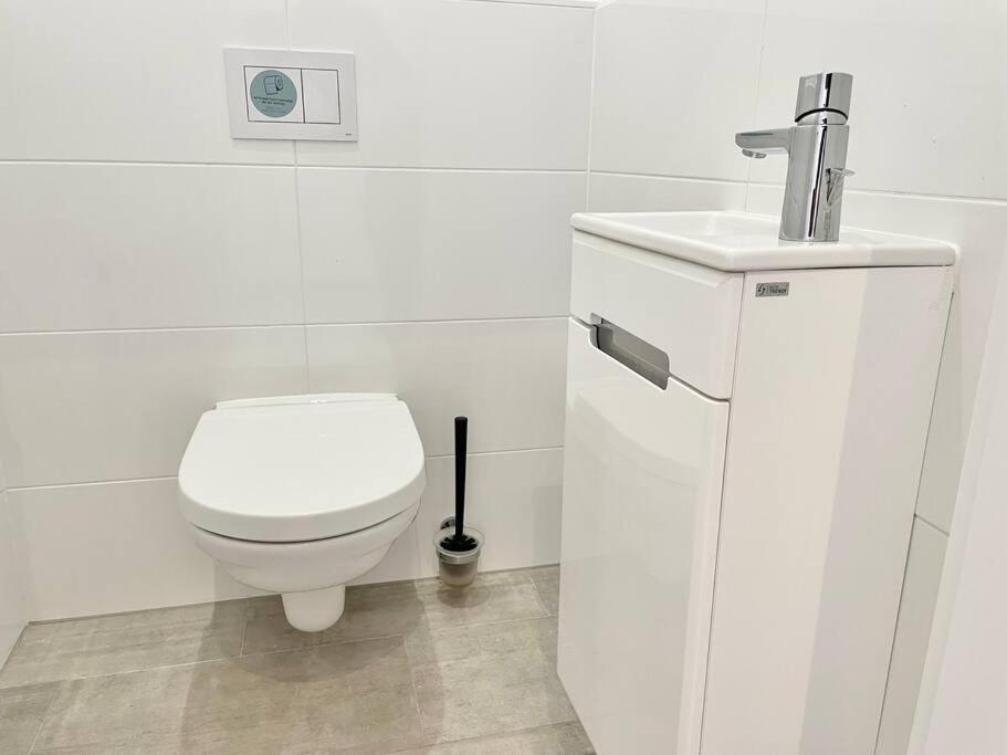100 M2 With Free Parking - 15 Min To Center Apartment Wien